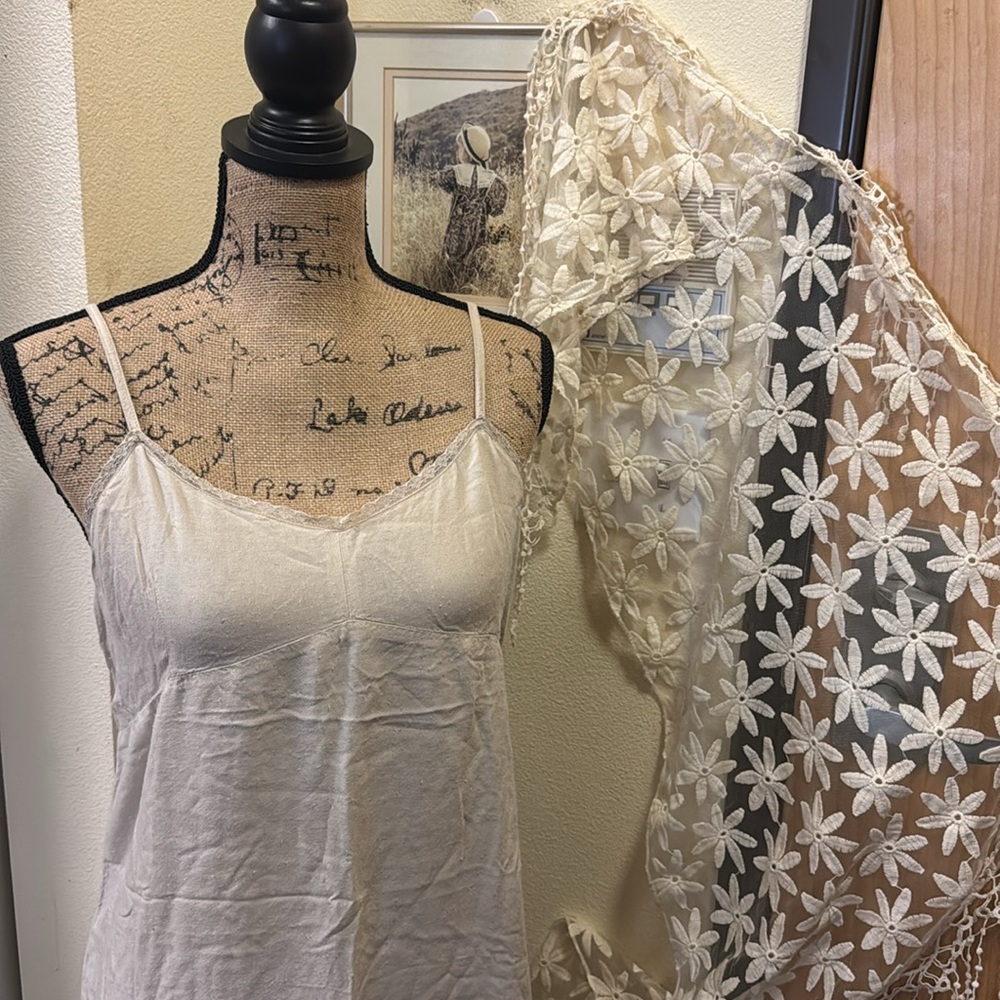 Beautiful Stories brand lightweight nightgown. Absolutely gorgeous. Size Medium.